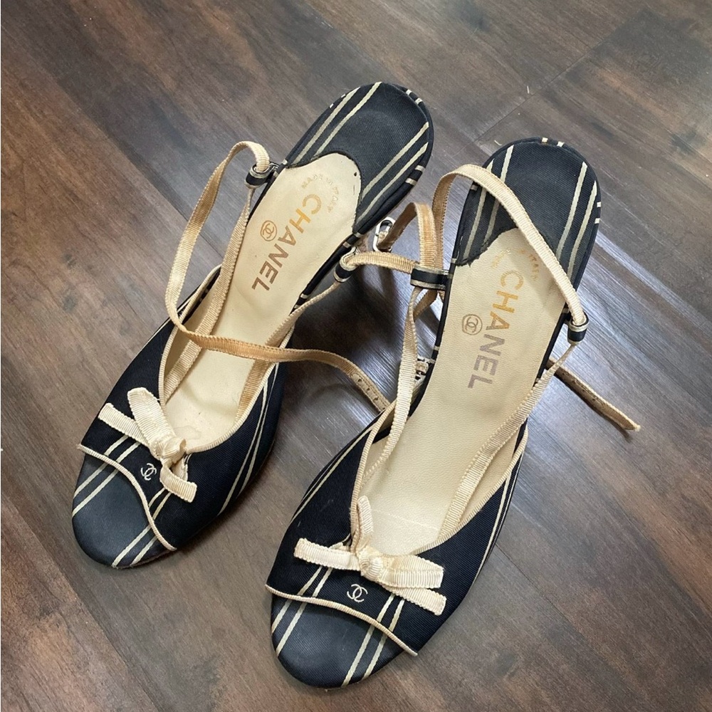 Vintage CHANEL Black and Cream Heels with Bow Detail